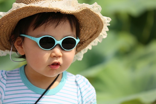 Okulary przeciwsłoneczne ochronią wzrok naszego dziecka przed szkodliwym działaniem promieni UV